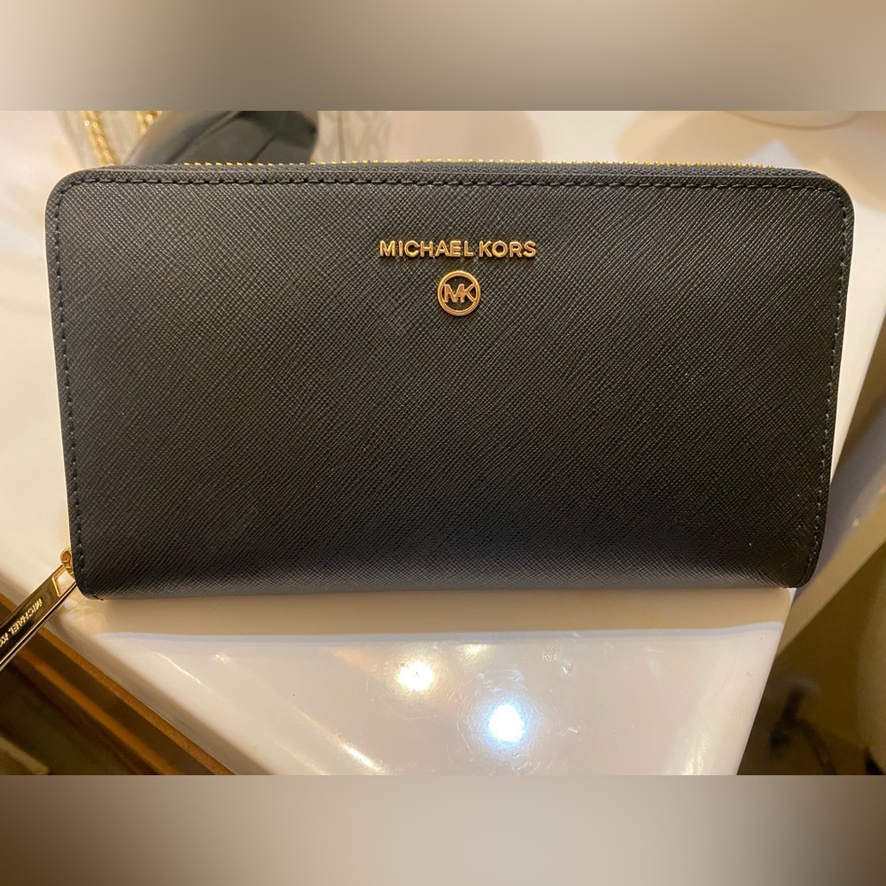 Michael Kors Zip around Wallet